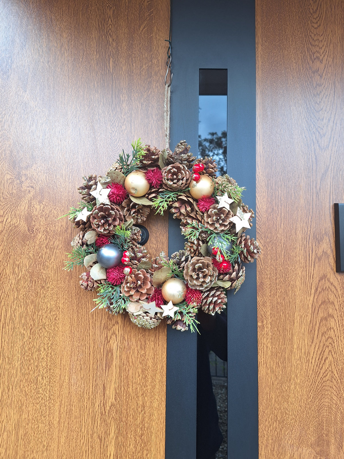 Classic Holiday Christmas Wreath 30cm | Natural Pine Cone Wreath