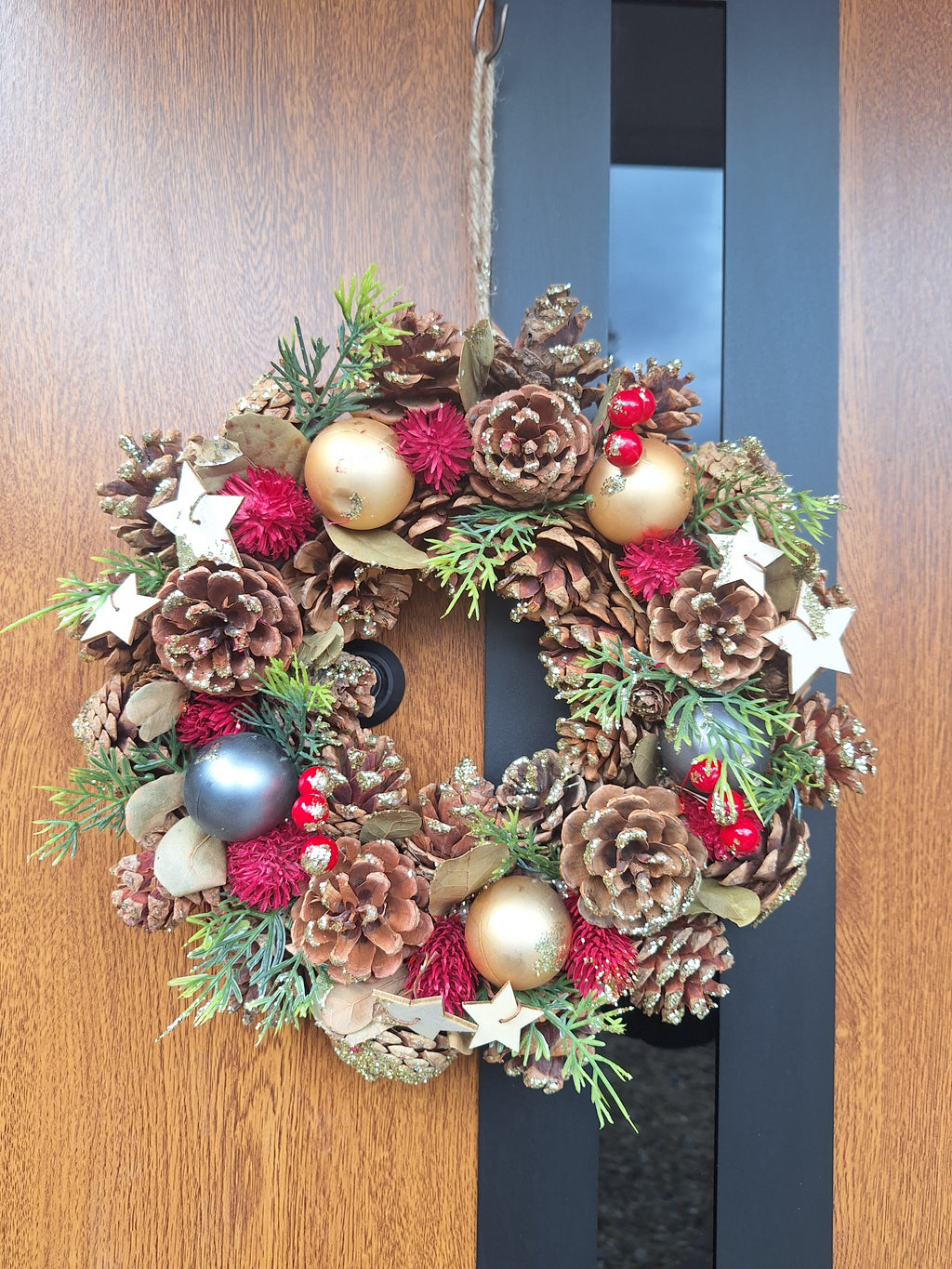 Classic Holiday Christmas Wreath 30cm | Natural Pine Cone Wreath