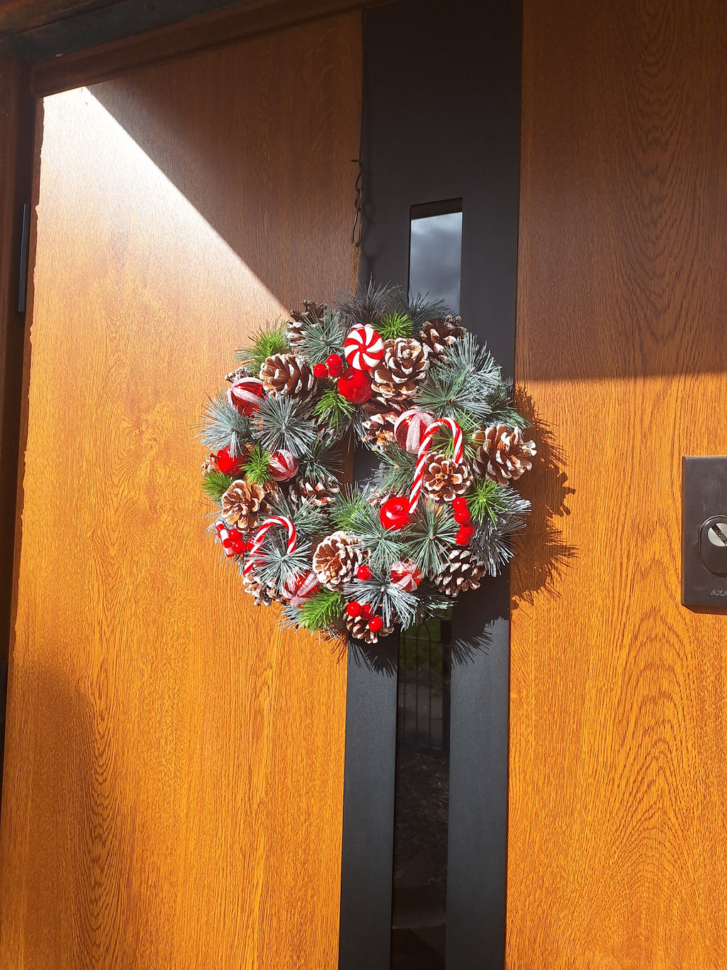 30cm Christmas Candy Wreath – Natural Pine Cones & Red Decorations | Free UK Delivery