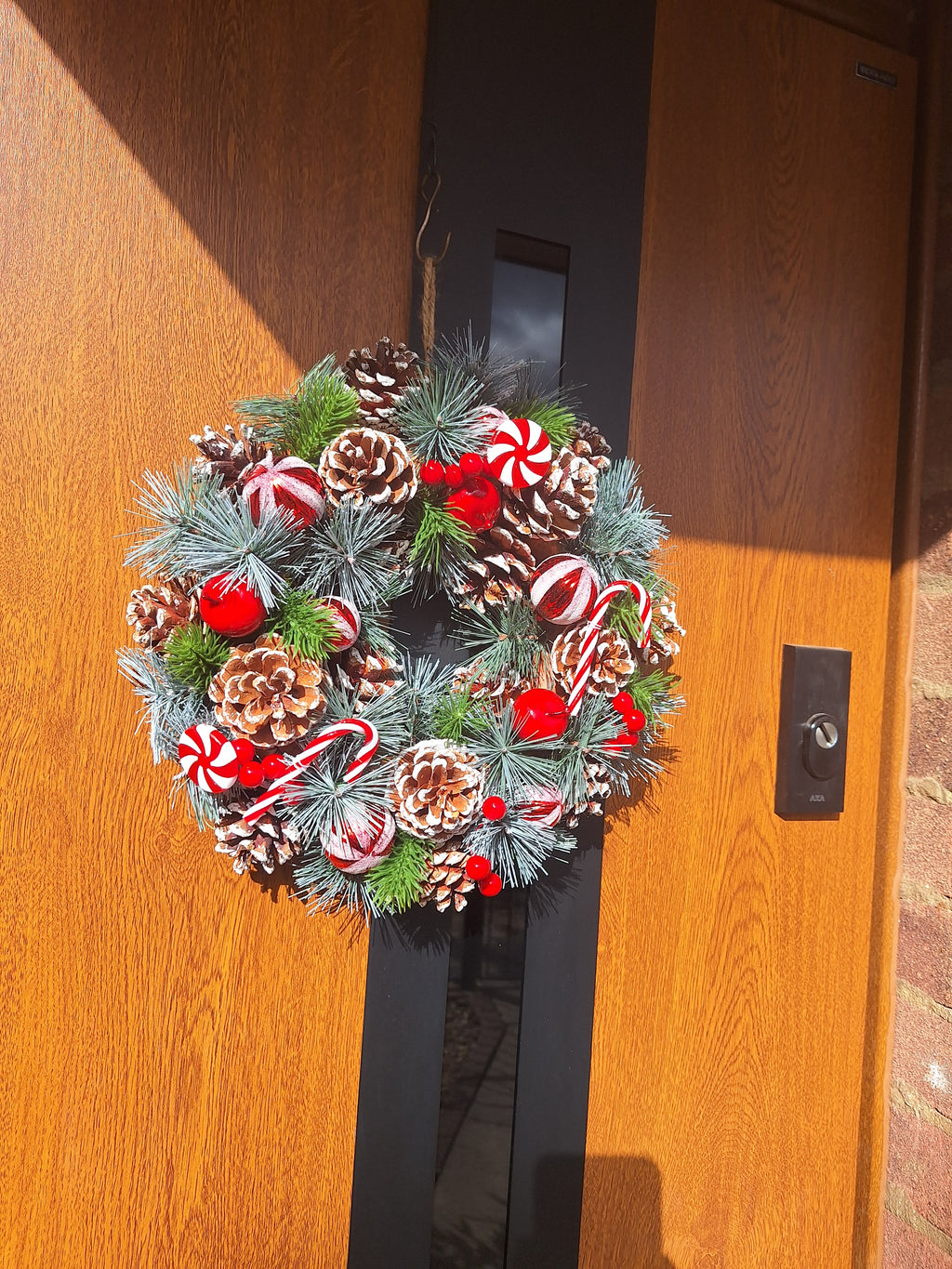 30cm Christmas Candy Wreath – Natural Pine Cones & Red Decorations | Free UK Delivery