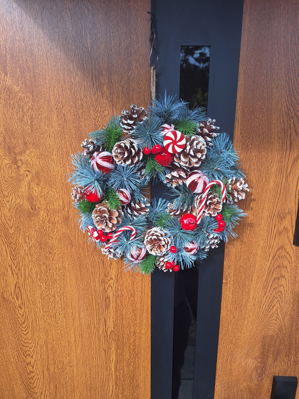 30cm Christmas Candy Wreath – Natural Pine Cones & Red Decorations | Free UK Delivery