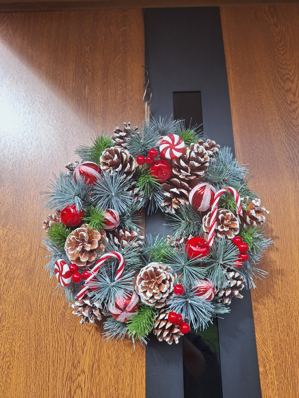 30cm Christmas Candy Wreath – Natural Pine Cones & Red Decorations | Free UK Delivery
