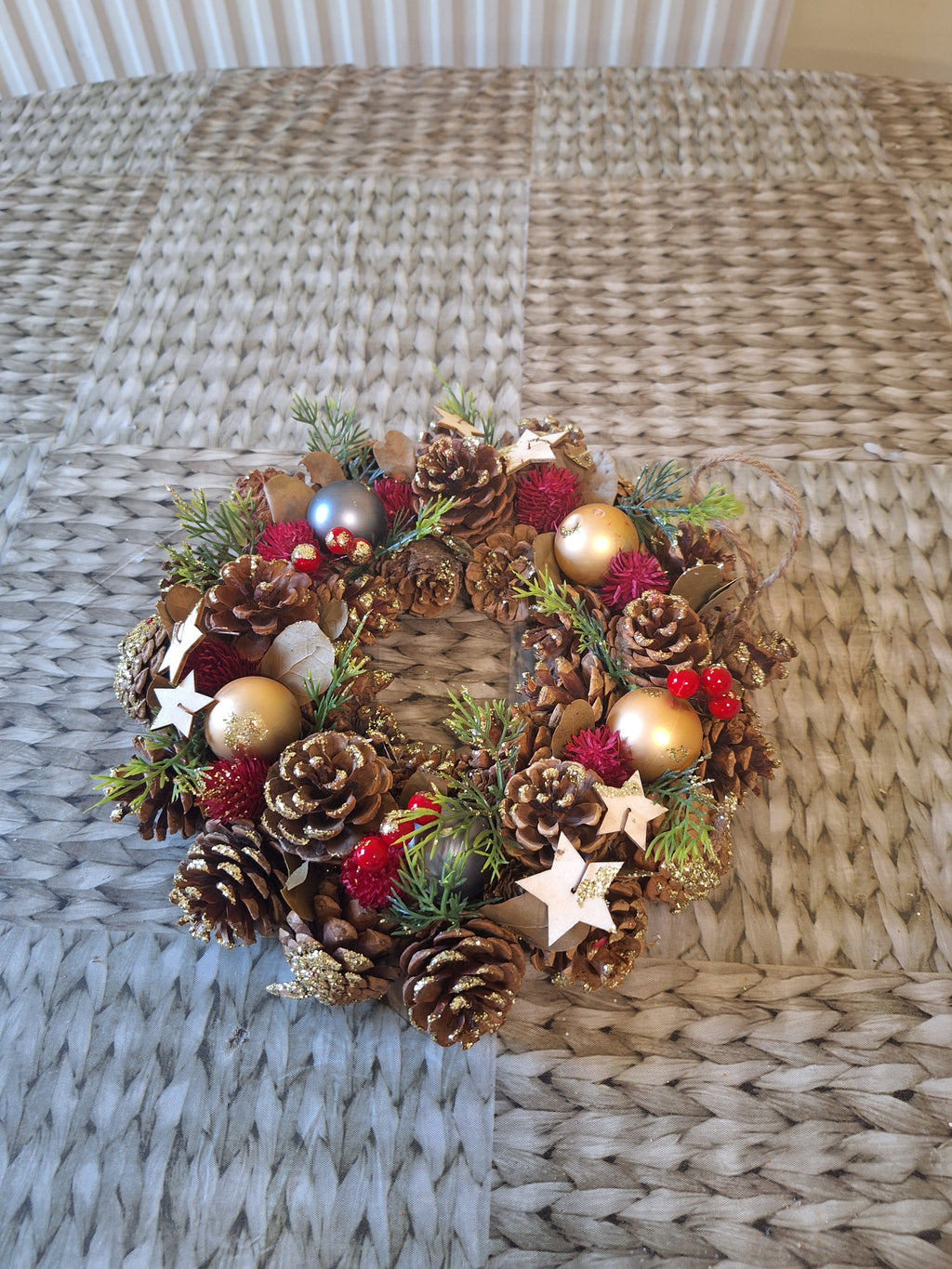 Classic Holiday Christmas Wreath 30cm | Natural Pine Cone Wreath