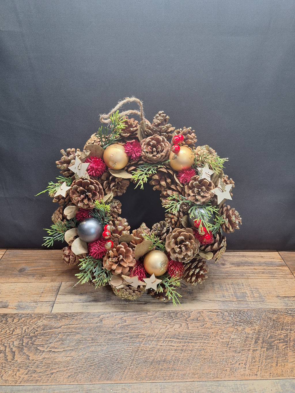 Classic Holiday Christmas Wreath 30cm | Natural Pine Cone Wreath